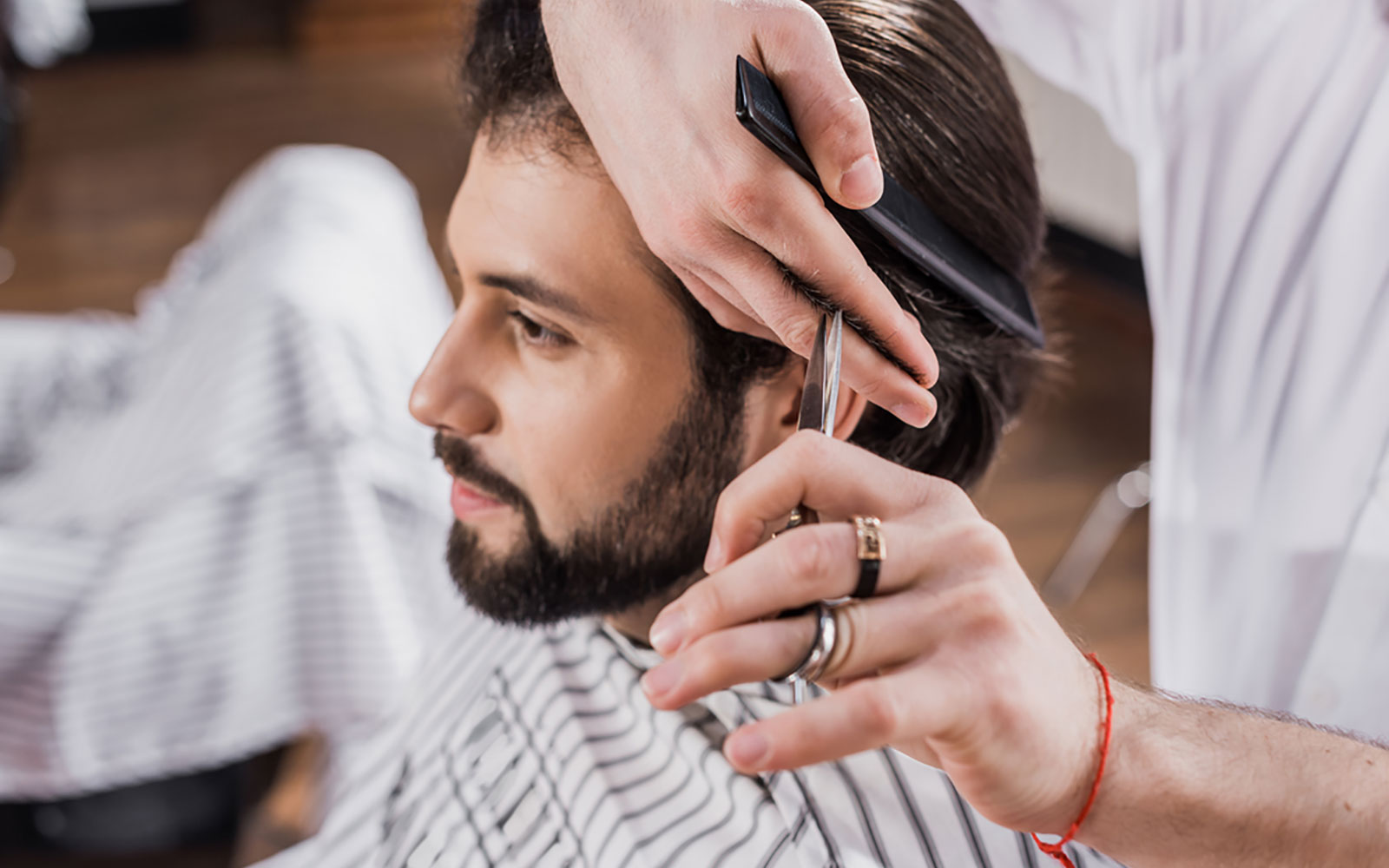 imagen de atención de un cliente en el servicio de barberia